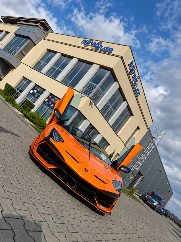 Sportowe nadwozie Lamborghini na tle siedziby Planet Studio.