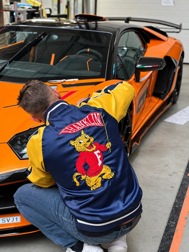 Prace przy przedniej części nadwozia Lamborghini w Planet Studio.