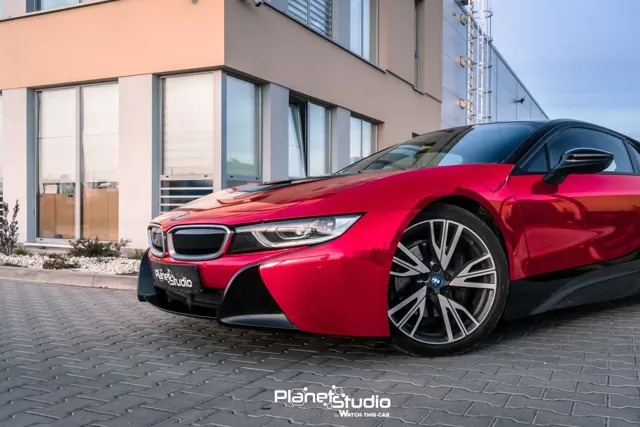 Czerwony przód i czarne akcenty nadwozia BMW i8.