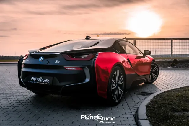 Tył czerwono-czarnego BMW i8 po zmianie koloru folią.