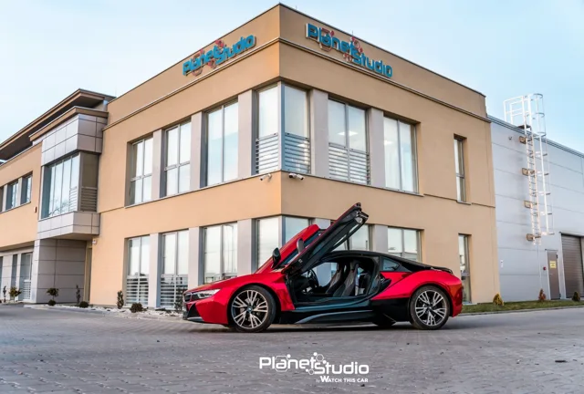Czerwono-czarne BMW i8 — realizacja zmiany koloru w Planet Studio.
