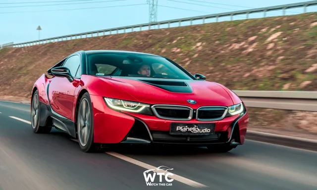 Czerwono-czarne BMW i8 — realizacja zmiany koloru w Planet Studio.