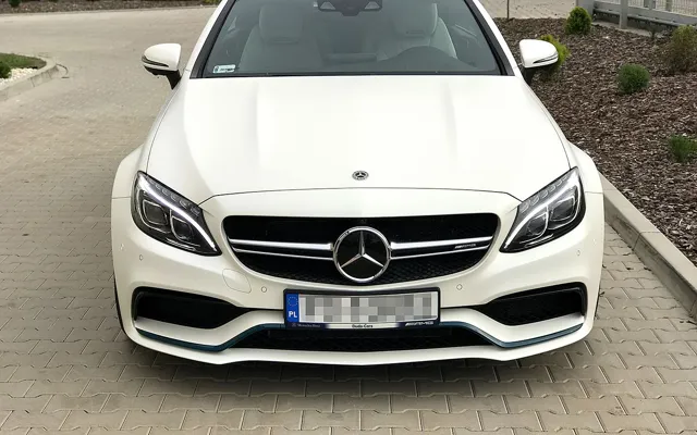 Biały Mercedes po oklejeniu — widok od przodu.