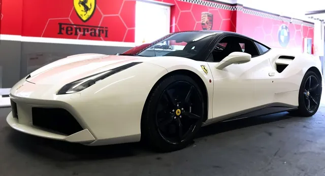 Jasne nadwozie Ferrari zestawione z czarnymi kołami.