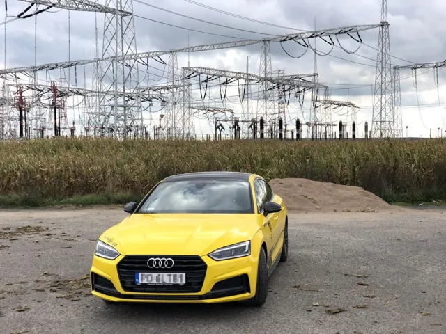 Żółte nadwozie Audi po zmianie koloru, widok od przodu.